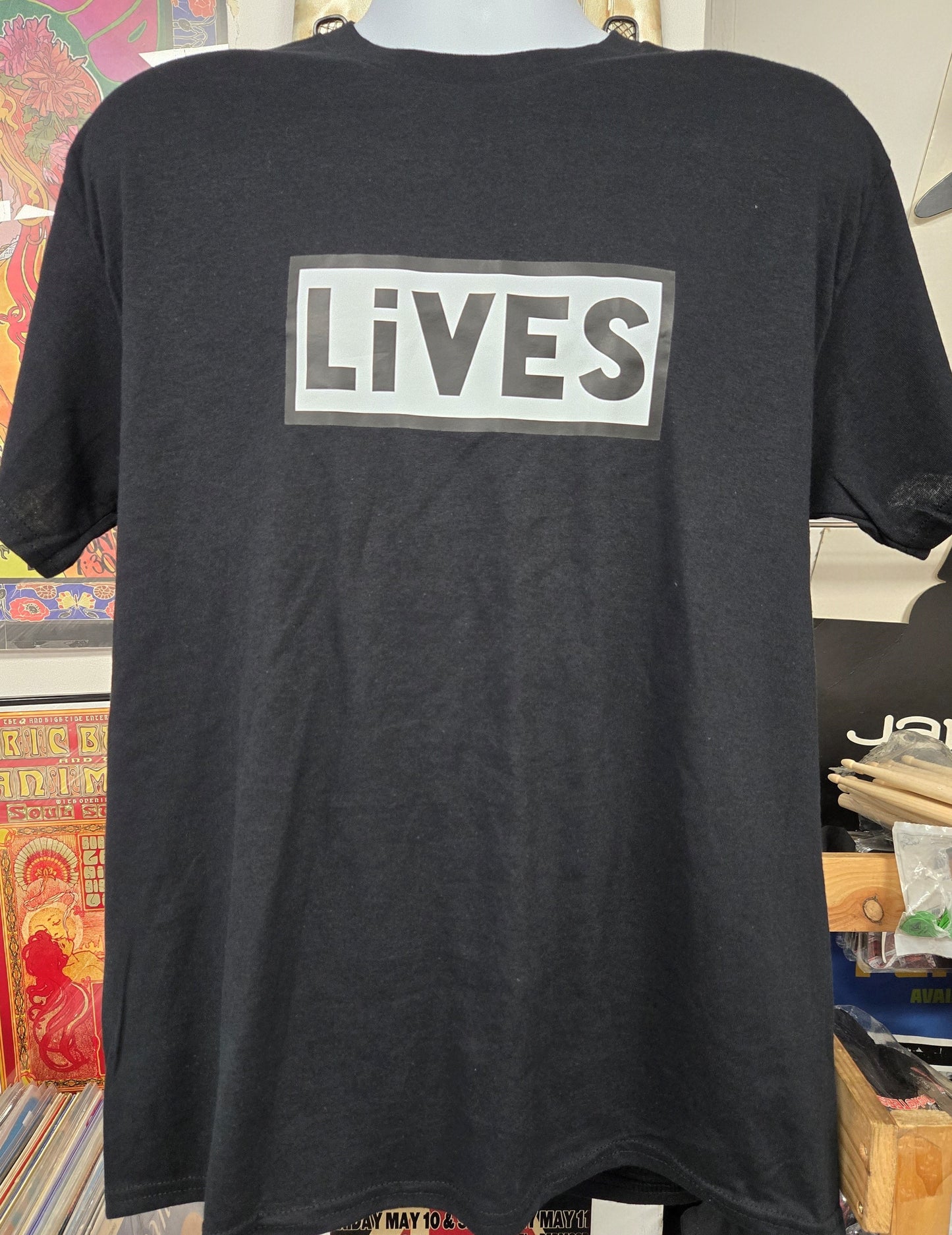 LiVES - T-shirt